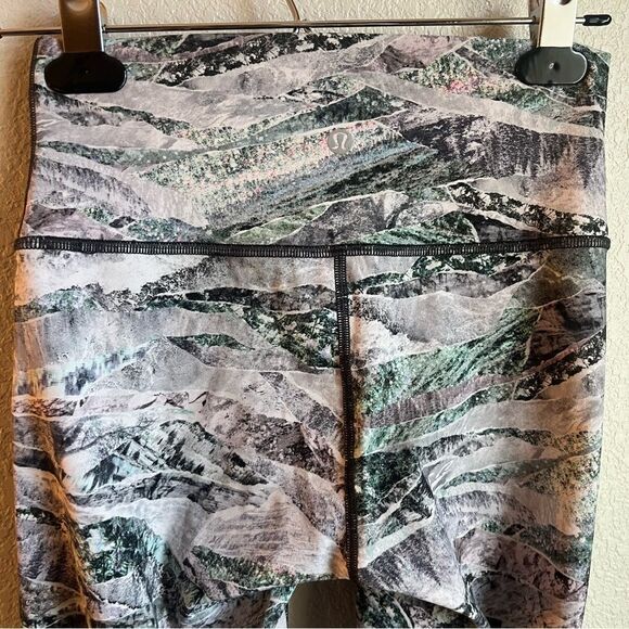 Lululemon Wunder Under High-Rise Tight 25" *Full-On Luxtreme
Springscape Multi - Picture 10 of 10